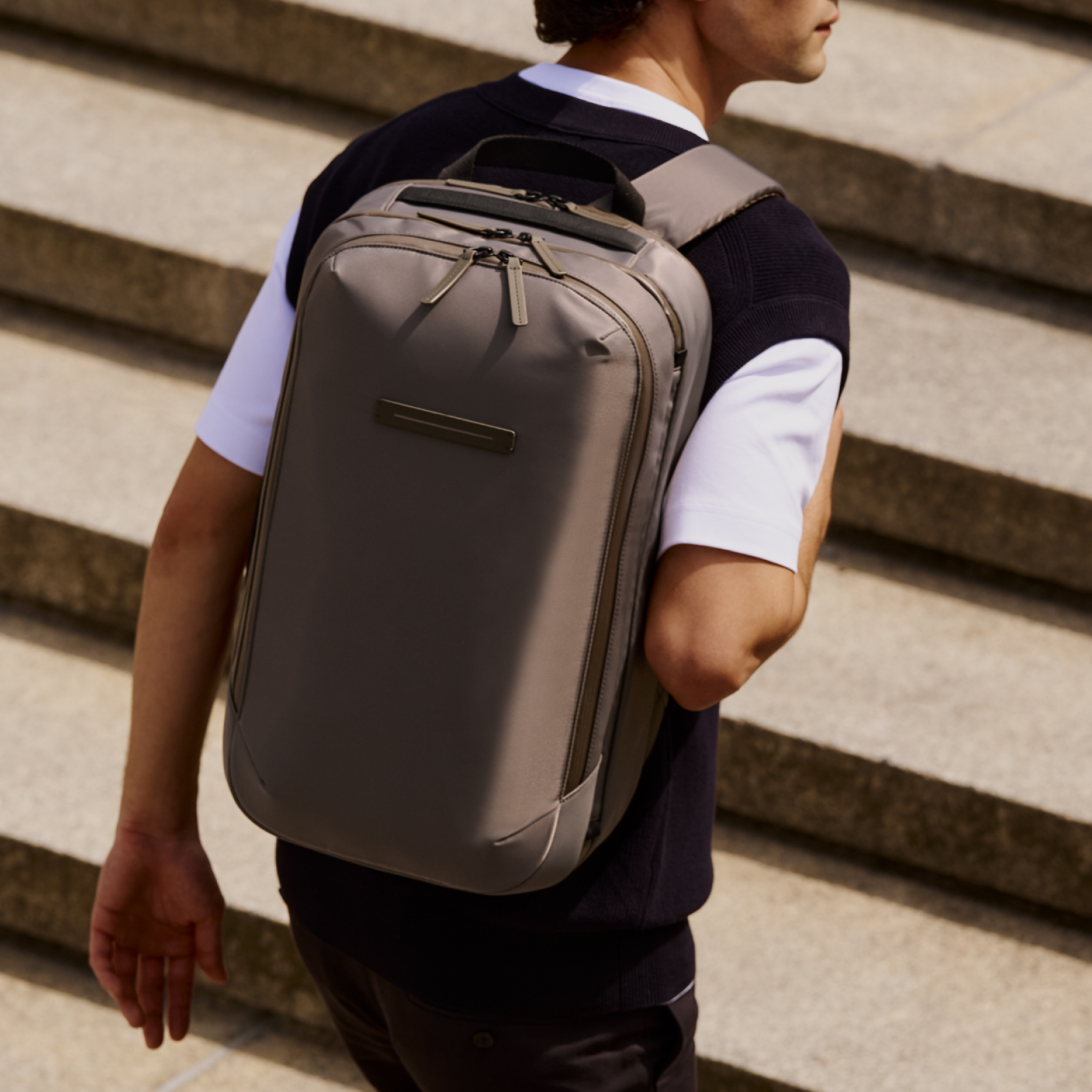 Gion Rucksack Travel Grün Rückseite Gallery - Wasserabweisend Vegan Ergonomisch - Horizn Studios